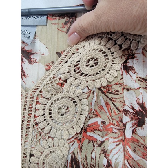 NWOT Catherine's Women's Blouse Floral Pattern, SZ 1X, 18/20W - Picture 2 of 7